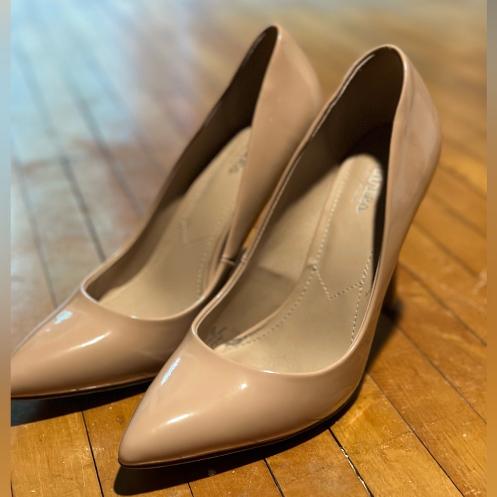 Nude pumps